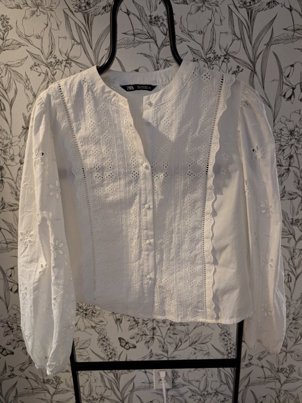 Zara White Eyelet Embroidered Blouse | Cotton | Size M